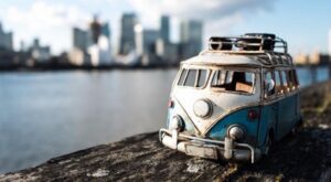 Esta fotógrafa explora el mundo en coches de miniatura y es lo más alucinante que verás hoy