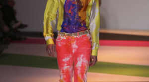 Versace salpica de color la pasarela de Milán