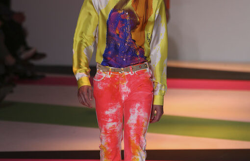 Versace salpica de color la pasarela de Milán