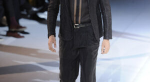 Tejidos metálicos y transparencias son las claves de la colección de Emporio Arm