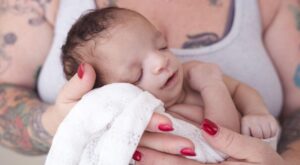 Unos padres adoptivos abandonan a su bebé por su enfermedad y su madre biológica decide quedarse con él