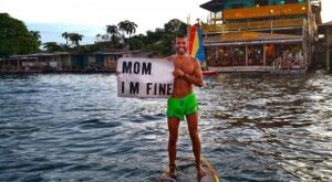 Este hombre lo dejó todo para recorrer el mundo, pero nunca dejó de hacer saber a su madre que estaba (muy) bien