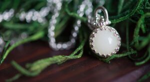 Joyas hechas con leche materna, lo último en bisutería para mamás