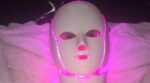 La última moda entre las famosas: Máscaras de luz LED para rejuvenecer el rostro