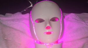 La última moda entre las famosas: Máscaras de luz LED para rejuvenecer el rostro