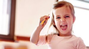 15 cosas típicas de niños que hacen perder la cabeza a los padres