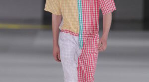 Estallido de color y estilo funky en el desfile de Krizia Robustella