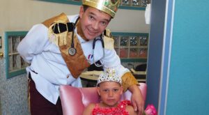 Descubre la increíble iniciativa de este médico para hacer sonreír a los niños con cáncer