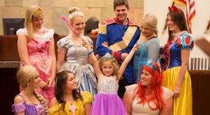 ¡Fue emocionante! Esta niña vivió un juicio de adopción mágico rodeada por todas las princesas Disney