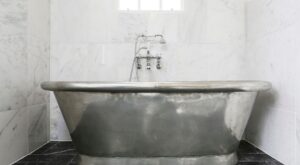 ¡Un baño reluciente! Sácale brillo con estas 8 ideas de objetos metálicos