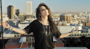 Estrenamos en exclusiva ‘Caos’, el nuevo videoclip de Malú