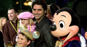 ¡Saca tu niña interior! El paraíso de los guaperas existe y se llama Disneyland