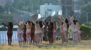 100 mujeres se desnudan para denunciar el sexismo de Donald Trump