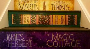 Una mujer pinta la escalera de su casa con las portadas de sus libros favoritos