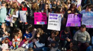 Amenazan con detener a una joven argentina por dar el pecho en público