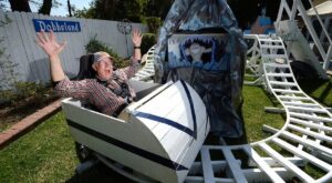 Un abuelo monta un parque de atracciones para sus nietos en el jardín de su casa