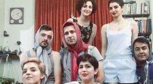 Los hombres iraníes se cubren la cabeza para protestar contra el uso obligatorio del hijab