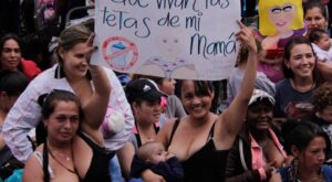 Cientos de mujeres reivindican la lactancia materna en espacios públicos en la «Tetatón 2016»