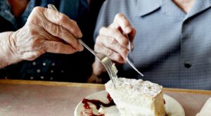 ¡No te pierdas el precioso gesto de la policía italiana con esta pareja de ancianos!