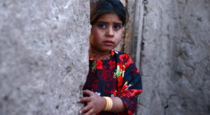 [Vídeo] Casan a una niña afgana de 6 años con un hombre de 55 a cambio de una cabra