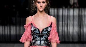 El corsé se lleva sobre el vestido