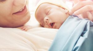 [Vídeo] ¡Muy tierno! Este bebé recién nacido se niega a separarse de su madre