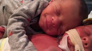 La conmovedora historia que se esconde detrás del abrazo de estos dos hermanos gemelos