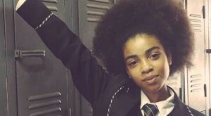 Esta joven sudafricana lucha contra el colegio que obliga a las alumnas a alisarse el pelo