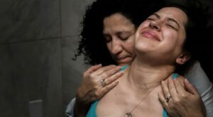 20 conmovedoras imágenes de madres que ayudan a dar a luz a sus hijas