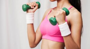 ¡Adiós a la flacidez! 5 consejos para tonificar los brazos