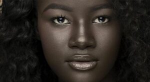 Khoudia Diop: de sufrir bullying por su intenso tono de piel a triunfar en la moda