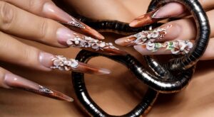 Vuelta a los 70: ¡regresan las uñas postizas!