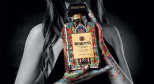Disaronno Wears Etro, un nuevo «vestido» para la icónica botella