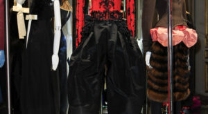 Christian Lacroix reviste el universo Schiaparelli