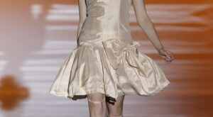 Carla Ruiz presenta una colección atemporal para novias e invitadas