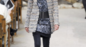 Chanel nos presenta una colección donde predomina la cintura marcada y el tweed