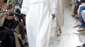 Colores empolvados y blancos como la nieve en el desfile de Christophe Josse