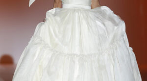 Juana Martín reinterpreta los volantes para una novia arquitectónica