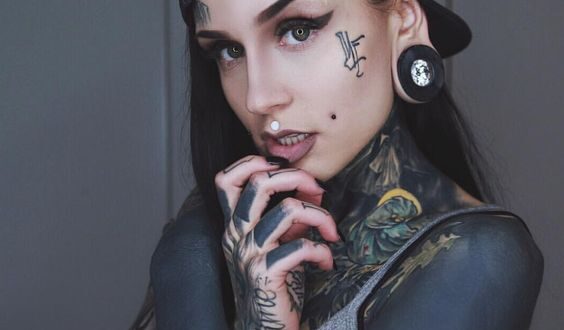 Blackout tattoos: cubrir tu piel de negro es tendencia