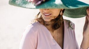 Pamelas, tocados, sombreros… Un toque especial para tu look de invitada