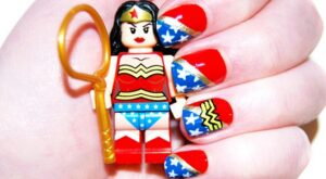 Manicura inspirada en Wonder Woman. ¡Saca a la súper heroína que llevas dentro!