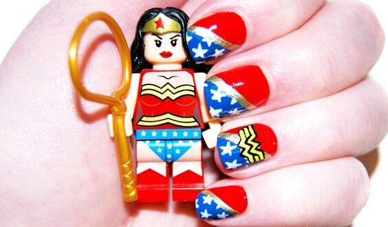 Manicura inspirada en Wonder Woman. ¡Saca a la súper heroína que llevas dentro!