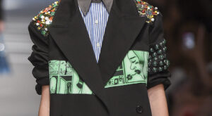 El mix de estampados domina el desfile de Prada