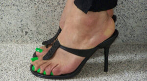 TACONES CON CORREA EN