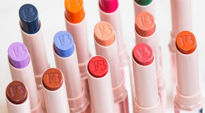 Cómo llevar los nuevos (y extravagantes) labiales de Fenty Beauty