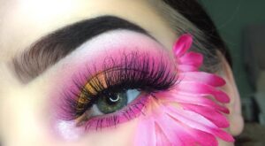 Esta joven británica convierte su eczema en obras de arte