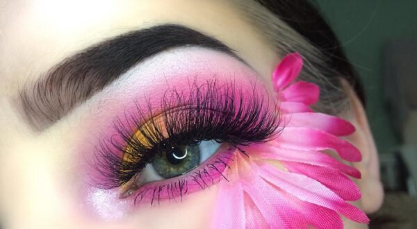 Esta joven británica convierte su eczema en obras de arte