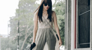 Vestido sobre vaqueros: el street style de esta primavera