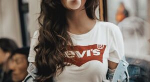 35 looks con la camiseta Levi’s básica