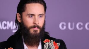 Hombres famosos que usan maquillaje